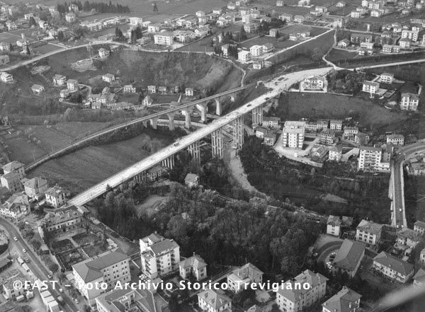 Belluno, veduta aerea del centro e del ponte sul Piave in costrizione